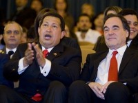 Hugo Chávez y Oliver Stone momentos antes de ver el documental